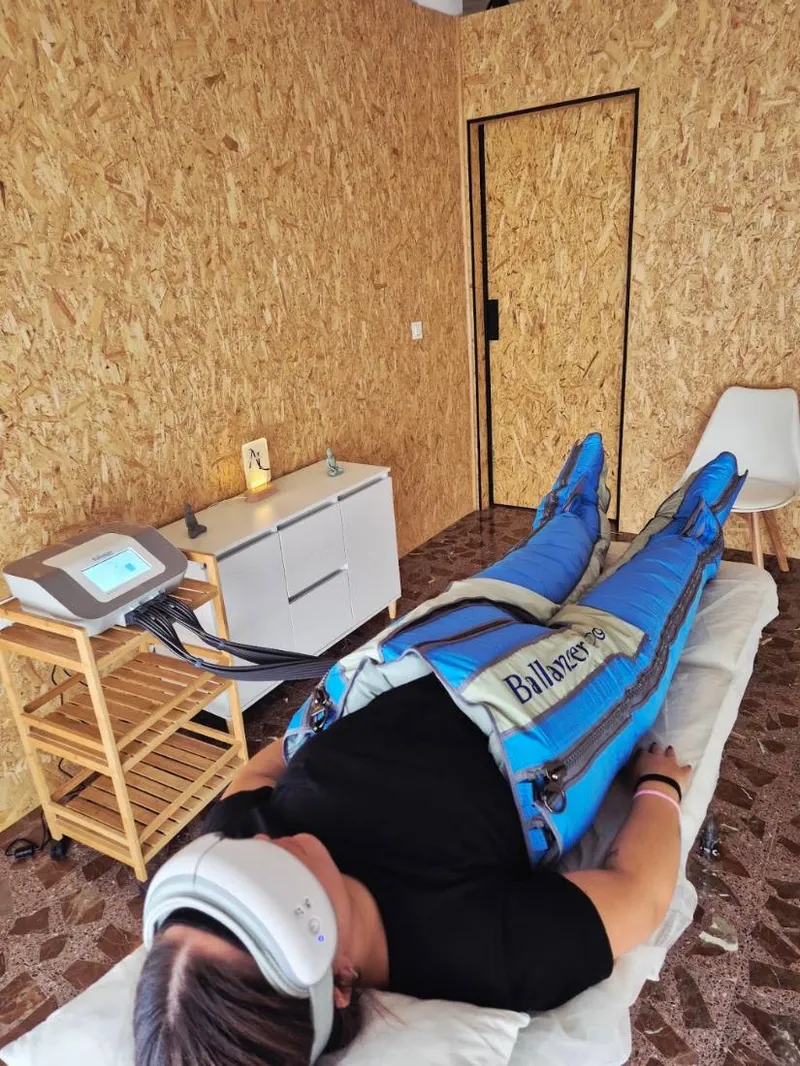 Clienta relajada durante una sesión de presoterapia con el equipo Ballancer en la cabina